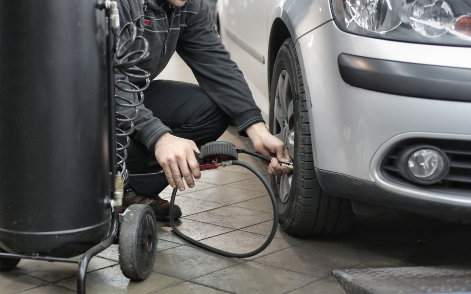 Bandendruk controleren: zo doet u het in 5 minuten